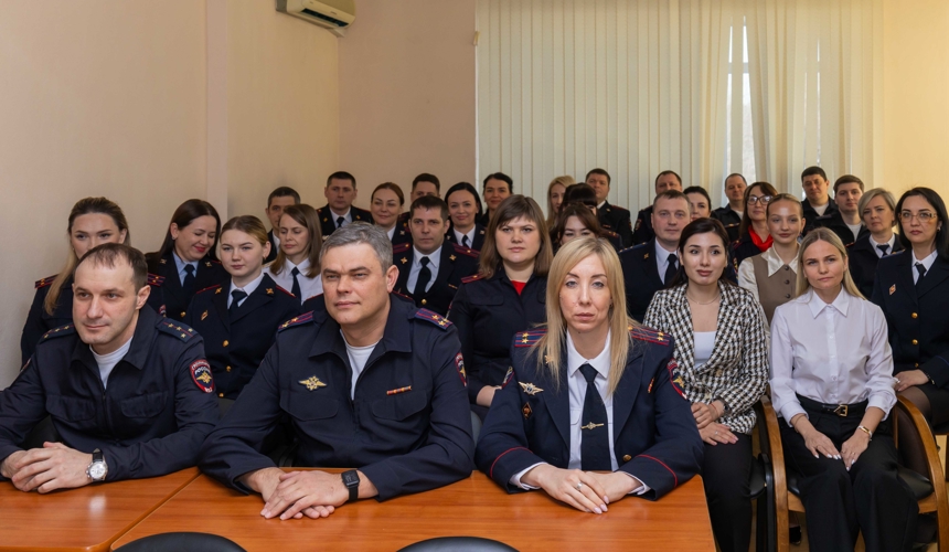 18 февраля 2026 г. военнослужащие военного института поздравили сотрудников Приволжского ЛУ МВД России на транспорте