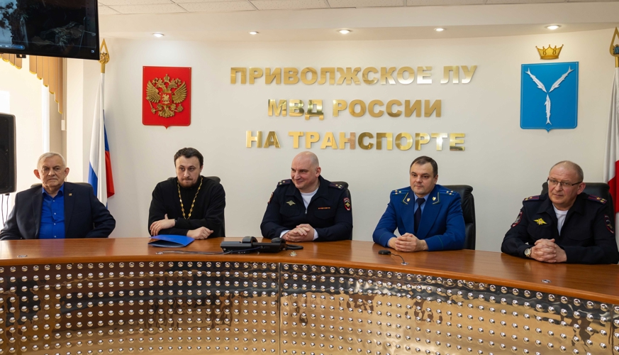 18 февраля 2026 г. военнослужащие военного института поздравили сотрудников Приволжского ЛУ МВД России на транспорте