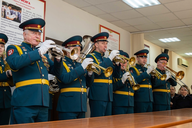 18 февраля 2026 г. военнослужащие военного института поздравили сотрудников Приволжского ЛУ МВД России на транспорте
