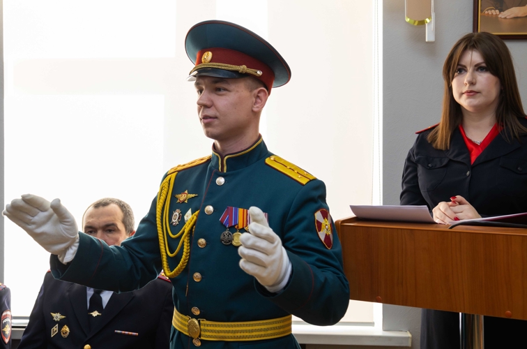 18 февраля 2026 г. военнослужащие военного института поздравили сотрудников Приволжского ЛУ МВД России на транспорте