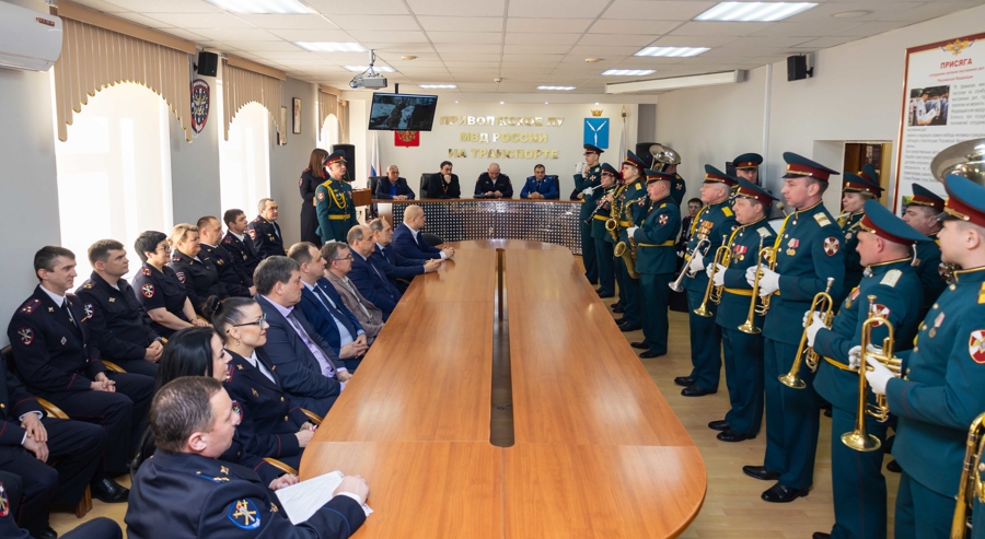 18 февраля 2026 г. военнослужащие военного института поздравили сотрудников Приволжского ЛУ МВД России на транспорте