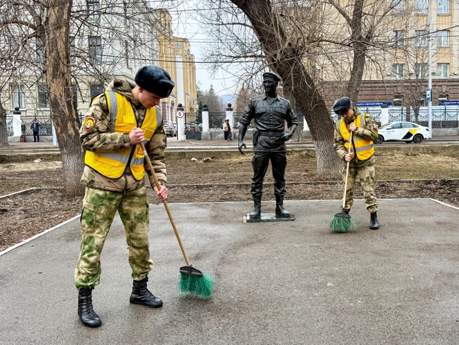26 марта 2026 года личный состав военного института провёл работы у памятника Герою России генерал-полковнику А.А. Романову