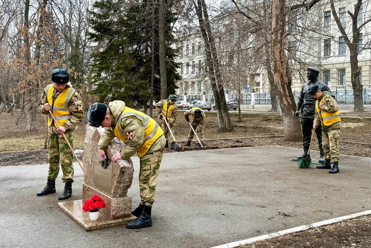 26 марта 2026 года личный состав военного института провёл работы у памятника Герою России генерал-полковнику А.А. Романову  