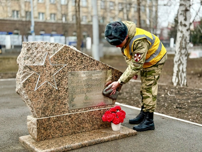 26 марта 2026 года личный состав военного института провёл работы у памятника Герою России генерал-полковнику А.А. Романову  