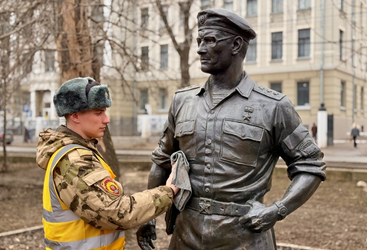 26 марта 2026 года личный состав военного института провёл работы у памятника Герою России генерал-полковнику А.А. Романову  