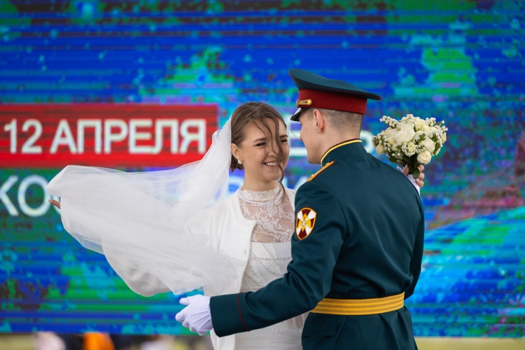 12 апреля 2026 года военнослужащий военного института заключил брак на месте приземления Юрия Гагарина