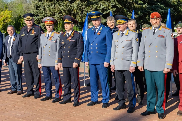 8 мая 2026 года военнослужащие военного института приняли участие в церемонии возложения цветов к мемориалу «Воину-освободителю» на Воскресенском кладбище