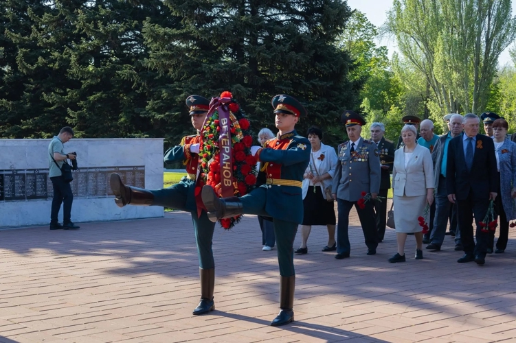 8 мая 2026 года военнослужащие военного института приняли участие в церемонии возложения цветов к мемориалу «Воину-освободителю» на Воскресенском кладбище