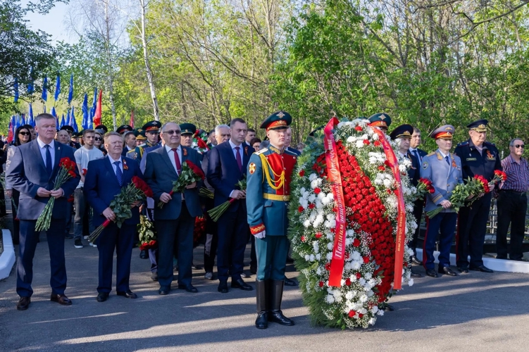 8 мая 2026 года военнослужащие военного института приняли участие в церемонии возложения цветов к мемориалу «Воину-освободителю» на Воскресенском кладбище