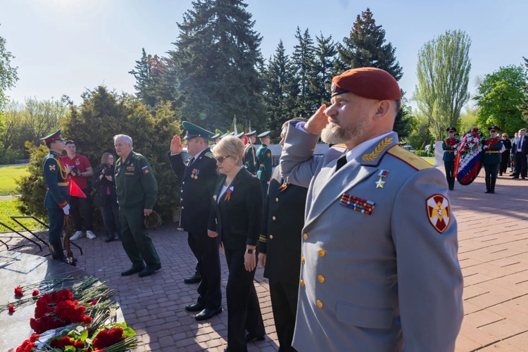 8 мая 2026 года военнослужащие военного института приняли участие в церемонии возложения цветов к мемориалу «Воину-освободителю» на Воскресенском кладбище