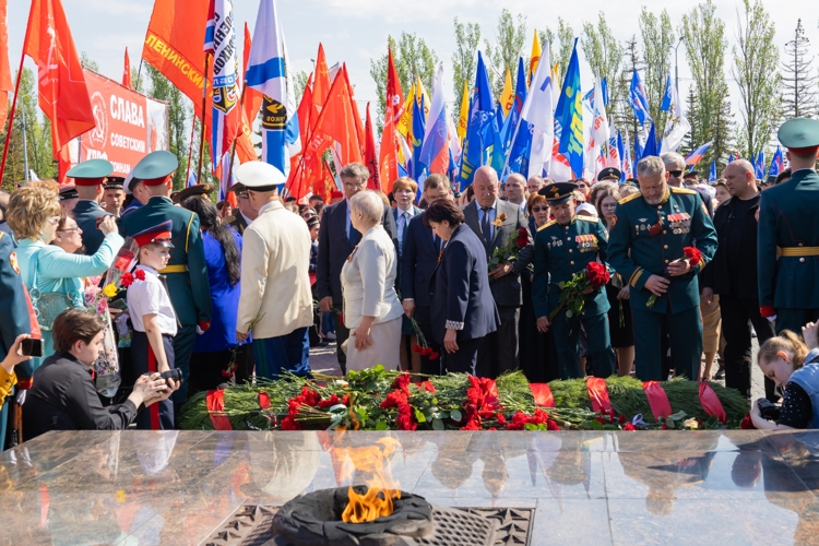 9 мая 2026 года военнослужащие военного института приняли участие в церемонии возложения цветов к Вечному огню в Парке Победы  