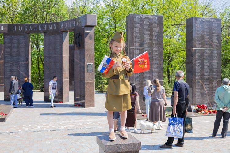 9 мая 2026 года военнослужащие военного института приняли участие в церемонии возложения цветов к Вечному огню в Парке Победы  