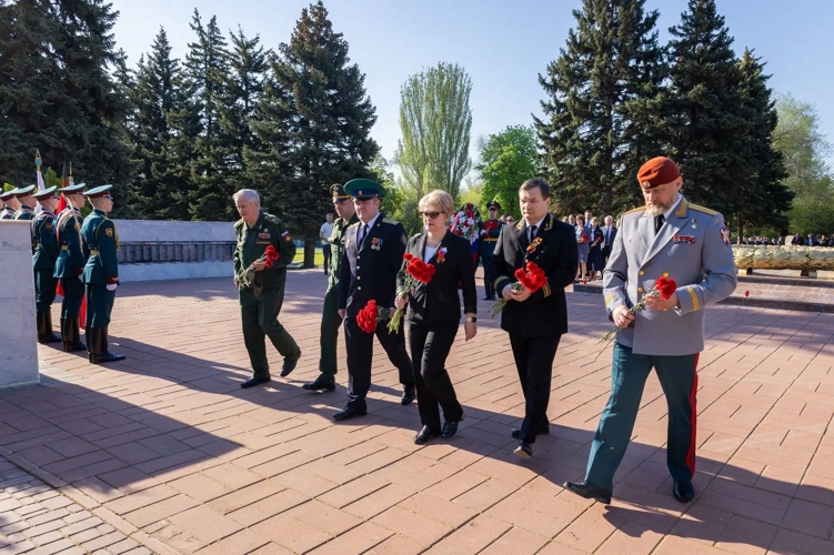 8 мая 2026 года военнослужащие военного института приняли участие в церемонии возложения цветов к мемориалу «Воину-освободителю» на Воскресенском кладбище