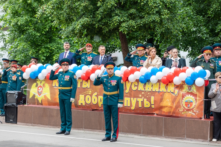 27 мая 2026 года начальник военного института принял участие в последнем звонке 