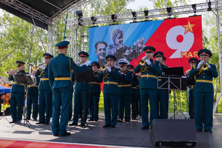 9 мая 2026 года военнослужащие военного института приняли участие в церемонии возложения цветов к Вечному огню в Парке Победы  