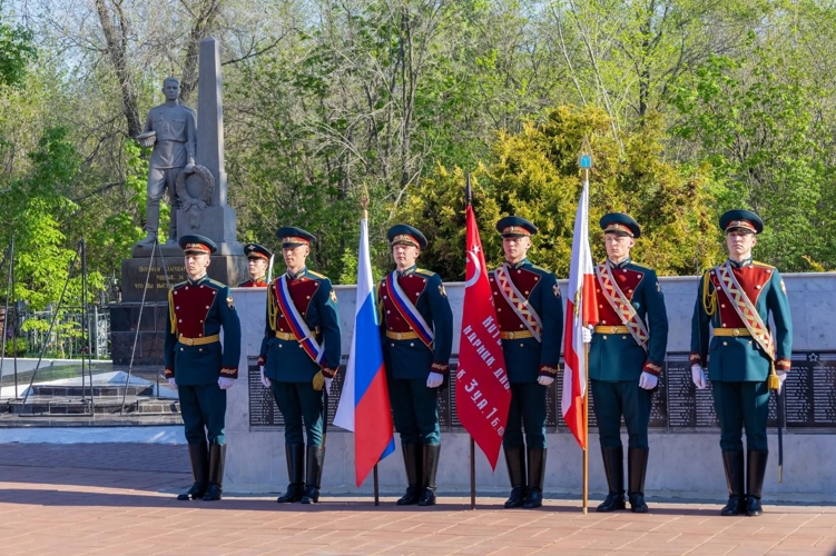 8 мая 2026 года военнослужащие военного института приняли участие в церемонии возложения цветов к мемориалу «Воину-освободителю» на Воскресенском кладбище