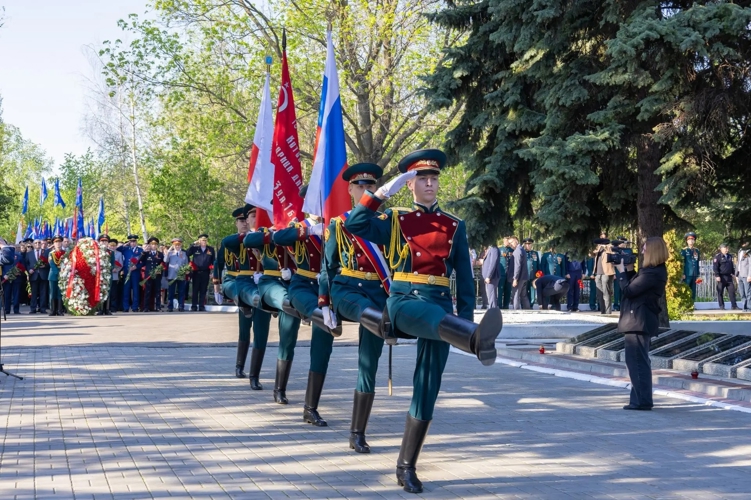 8 мая 2026 года военнослужащие военного института приняли участие в церемонии возложения цветов к мемориалу «Воину-освободителю» на Воскресенском кладбище