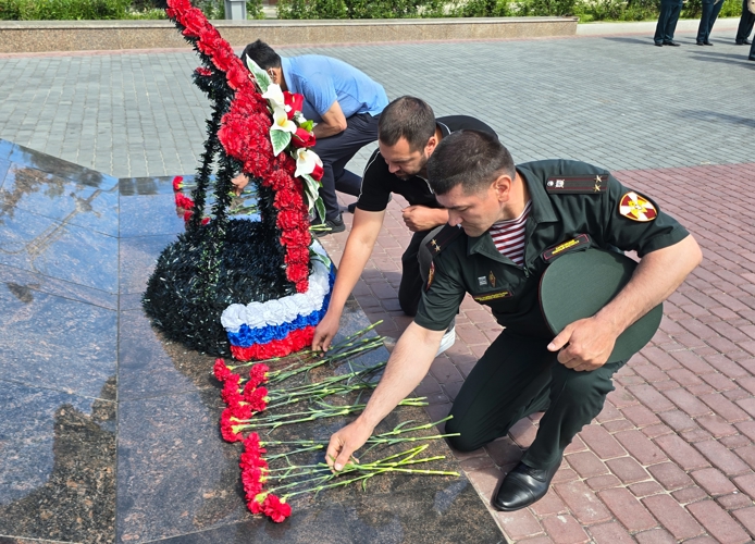 20 июня 2026 года военнослужащие военного института приняли участие в церемонии возложения цветов  