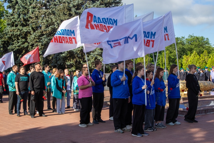 22 июня 2026 года военнослужащие военного института приняли участие в церемонии возложения цветов в День памяти и скорби  
