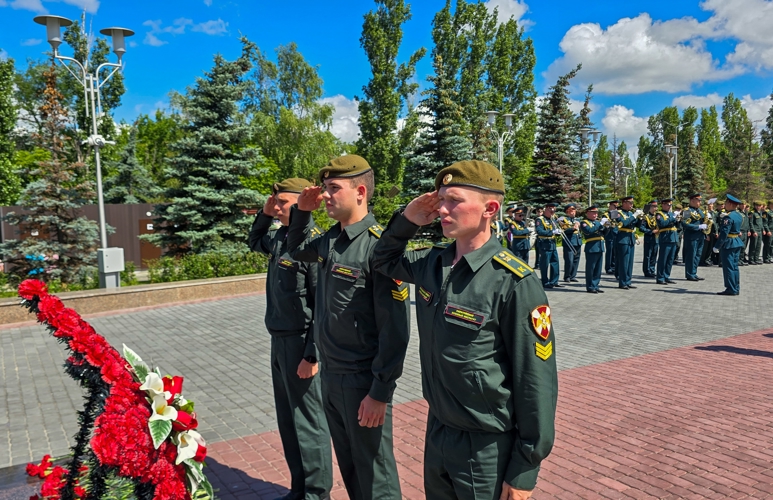 20 июня 2026 года военнослужащие военного института приняли участие в церемонии возложения цветов  