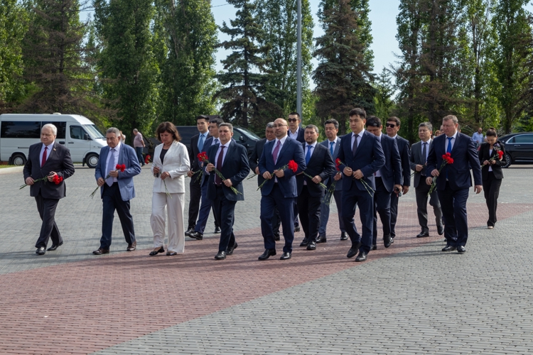 23 июня 2026 года военнослужащие военного института приняли участие в церемонии возложения цветов с делегацией Республики Казахстан  