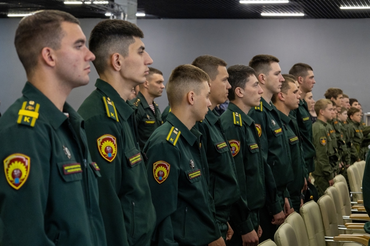2 июня 2026 года военнослужащие военного института приняли участие в закрытии выставки