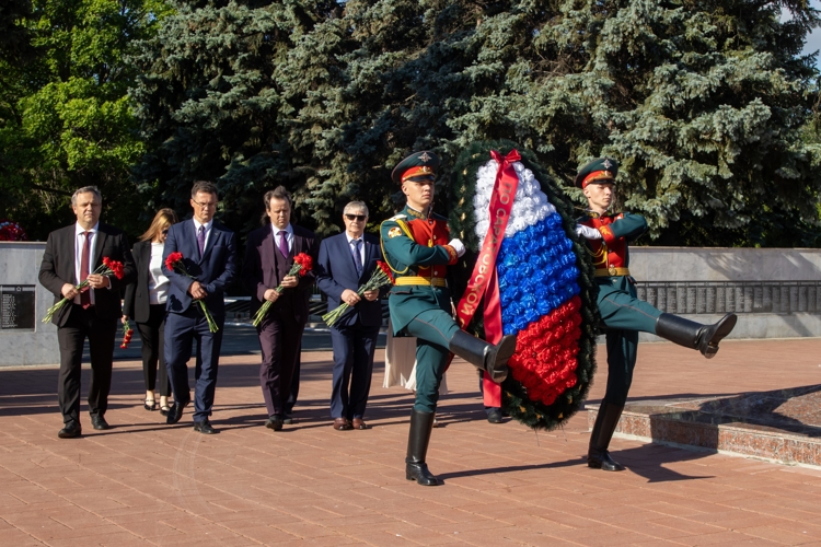 22 июня 2026 года военнослужащие военного института приняли участие в церемонии возложения цветов в День памяти и скорби  