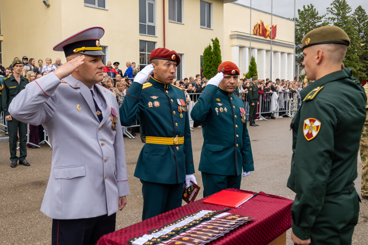 26 июня 2026 года в военном институте состоялась торжественная церемония вручения выпускникам офицерских погон 