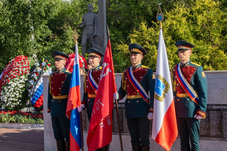 22 июня 2026 года военнослужащие военного института приняли участие в церемонии возложения цветов в День памяти и скорби  