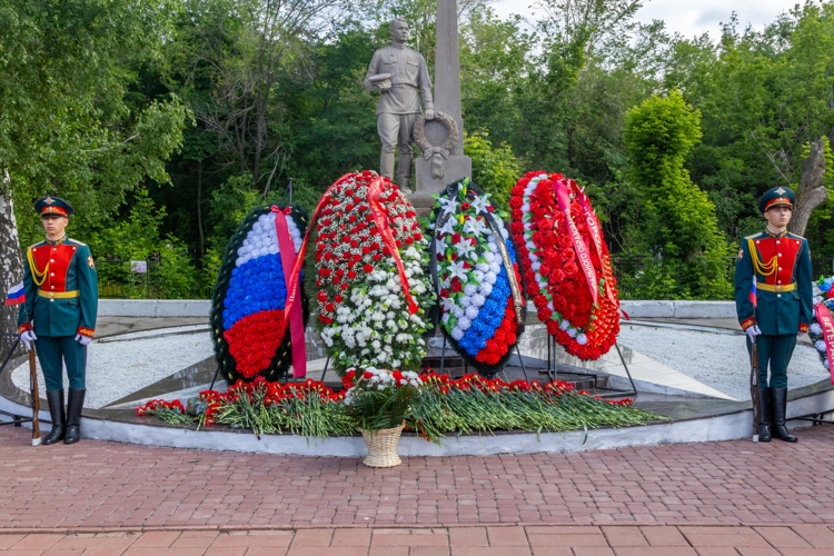 22 июня 2026 года военнослужащие военного института приняли участие в церемонии возложения цветов в День памяти и скорби  