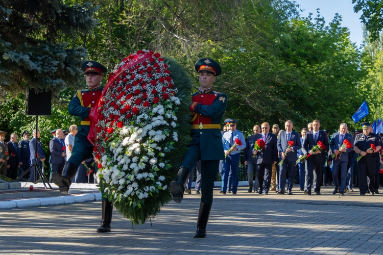 22 июня 2026 года военнослужащие военного института приняли участие в церемонии возложения цветов в День памяти и скорби  