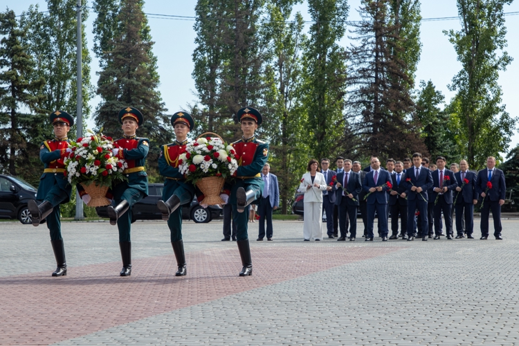 23 июня 2026 года военнослужащие военного института приняли участие в церемонии возложения цветов с делегацией Республики Казахстан  