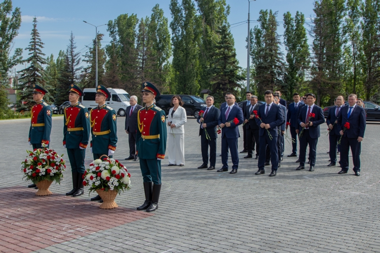 23 июня 2026 года военнослужащие военного института приняли участие в церемонии возложения цветов с делегацией Республики Казахстан  