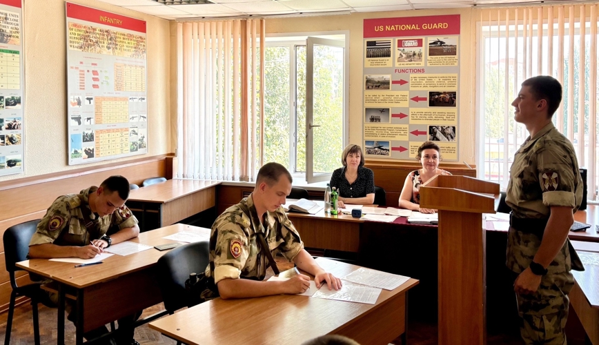 Продолжается экзаменационная сессия курсантов на кафедре иностранных языков 📖📝