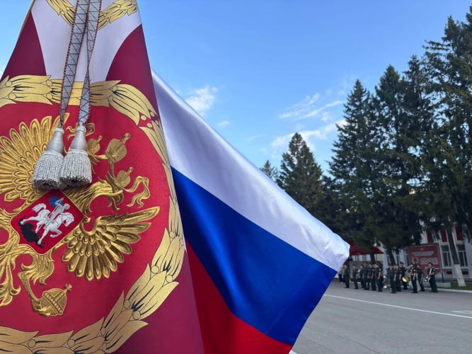 В военном институте отметили День Государственного флага