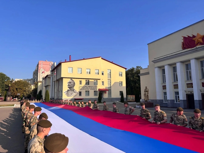 В военном институте отметили День Государственного флага