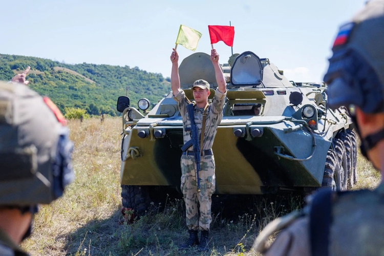 Первокурсники осваивают основы служебно-боевого применения подразделений