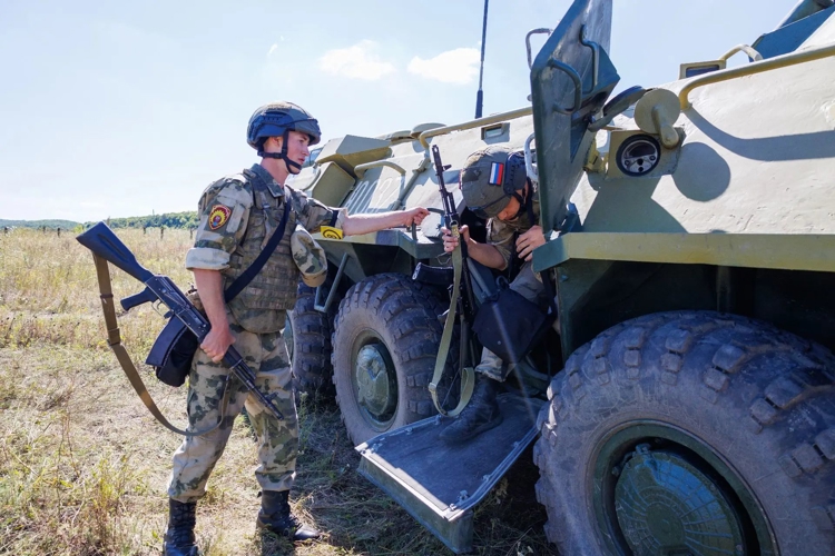 Первокурсники осваивают основы служебно-боевого применения подразделений