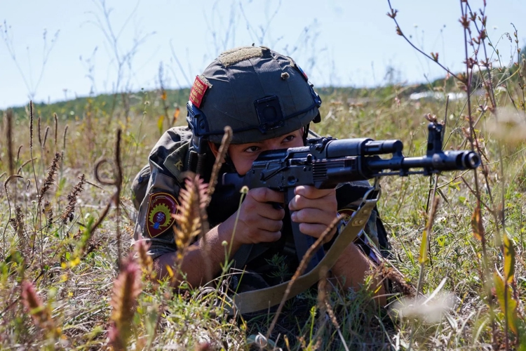 Первокурсники осваивают основы служебно-боевого применения подразделений