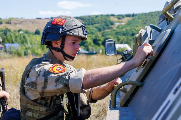 Первокурсники осваивают основы служебно-боевого применения подразделений