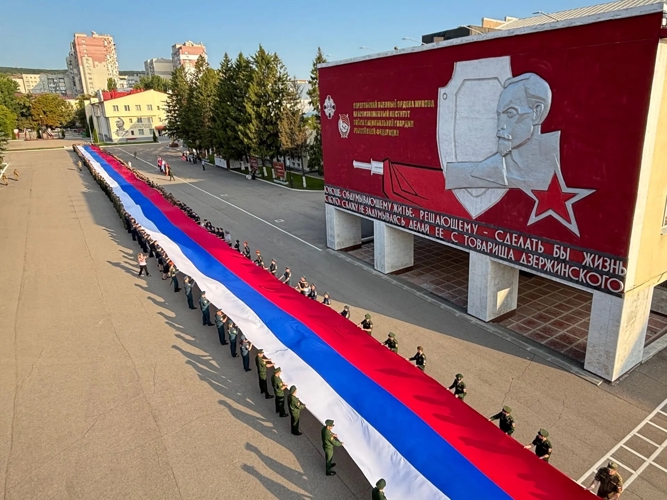 В военном институте отметили День Государственного флага
