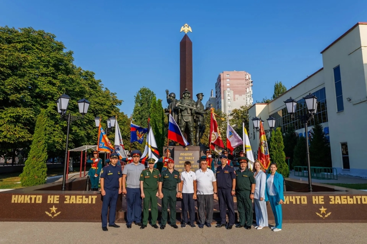 В военном институте отметили День Государственного флага