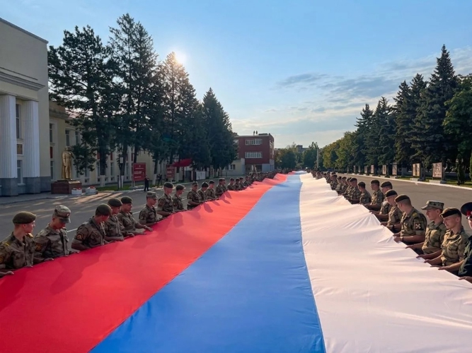 В военном институте отметили День Государственного флага
