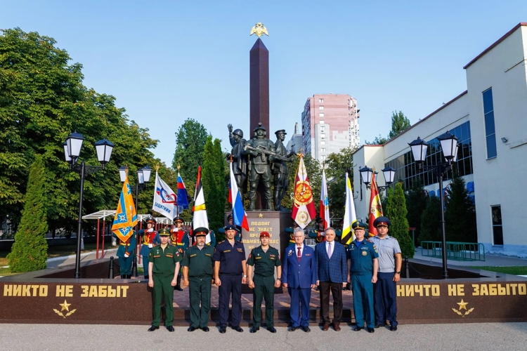 В военном институте отметили День Государственного флага