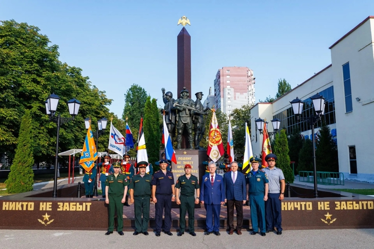 В военном институте отметили День Государственного флага