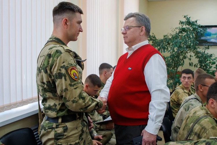 Выпускник военного института провел беседу с личным составом военного института