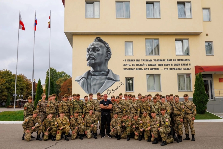 Личный состав военного института стал участником встречи с чемпионом