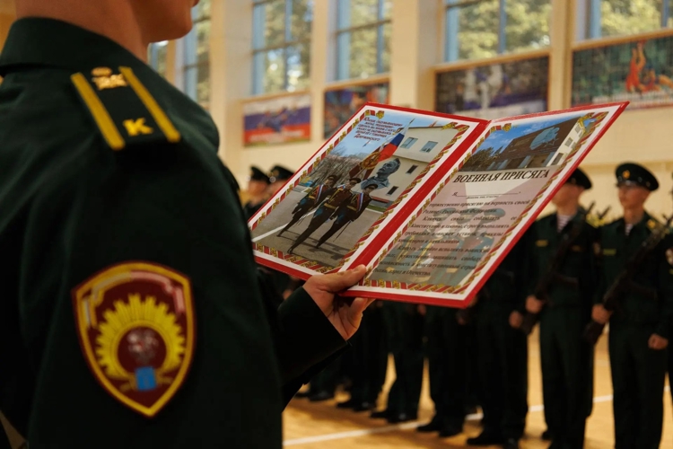 Генерал-полковник Олег Плохой принял участие в церемонии приведения первокурсников Саратовского военного ордена Жукова Краснознаменного института войск национальной гвардии Российской Федерации к военной присяге и присвоения институту почетного наименования «имени Ф. Э. Дзержинского»