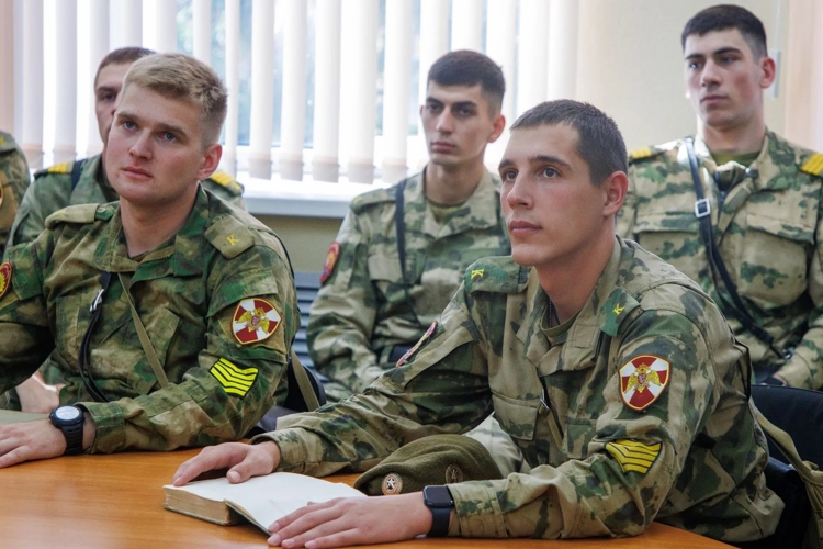Выпускник военного института провел беседу с личным составом военного института