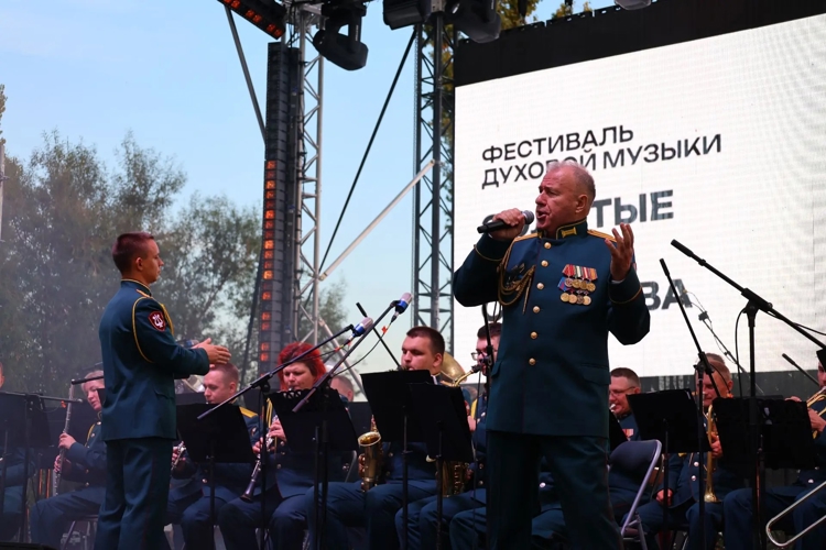 Оркестр военного института выступил на фестивале  «Золотые огни Саратова»